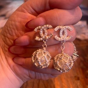 Gold and pearl dangling earrings. Gold plated material.